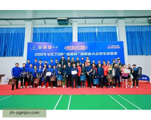 羽毛球杯赛：挥洒青春，角逐冠军，体育风采闪亮夺目